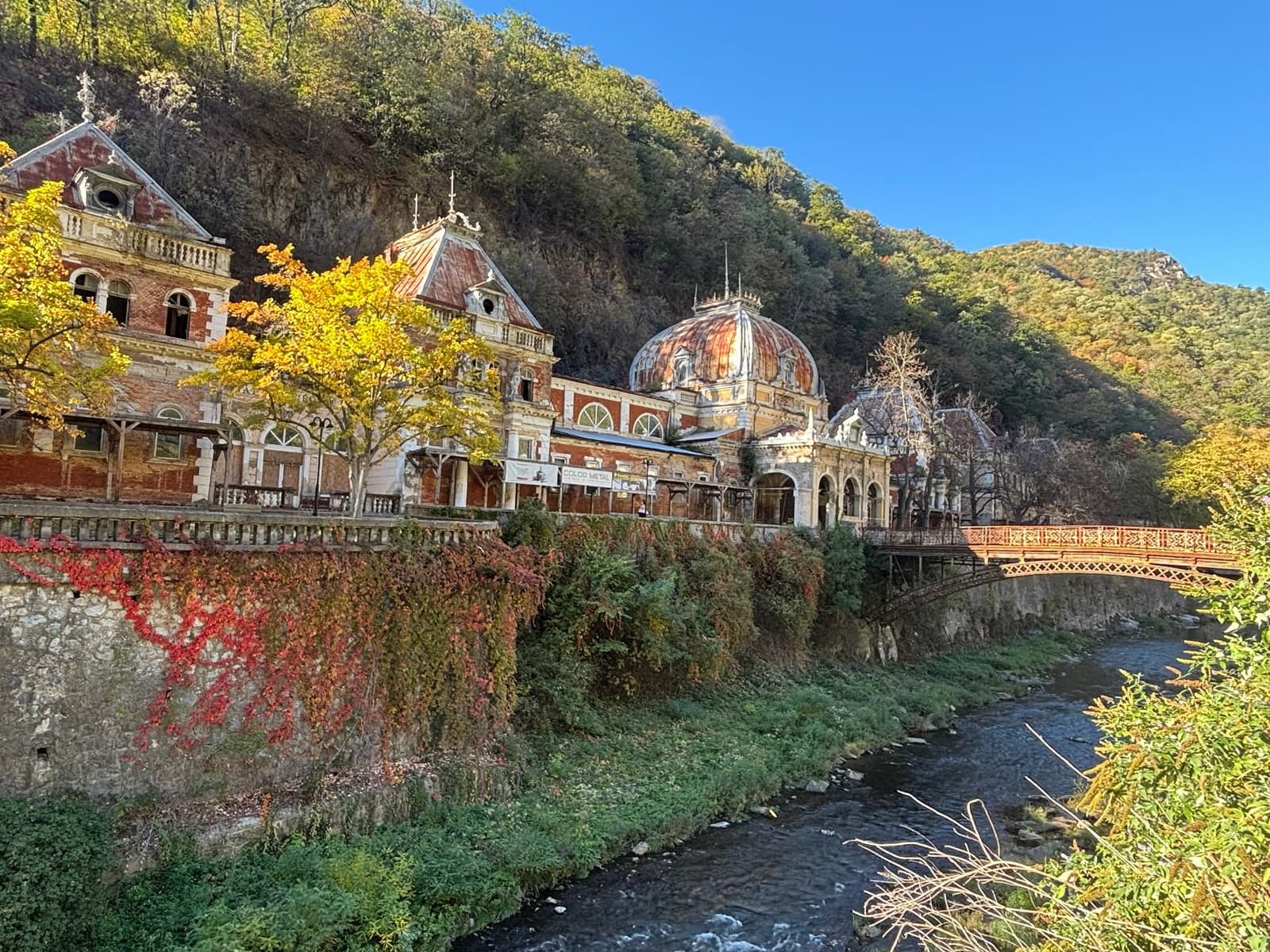 Pădure de toamnă și Valea Cernei deasupra stațiunii Băile Herculane