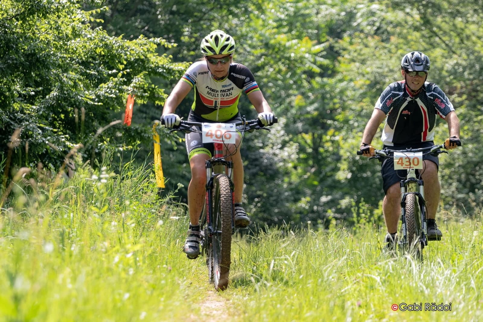 Bicicliști și alergători de trail pe malul Jiului la Podari — festivalul de MTB și trail Pedală în Bănie, lângă Craiova