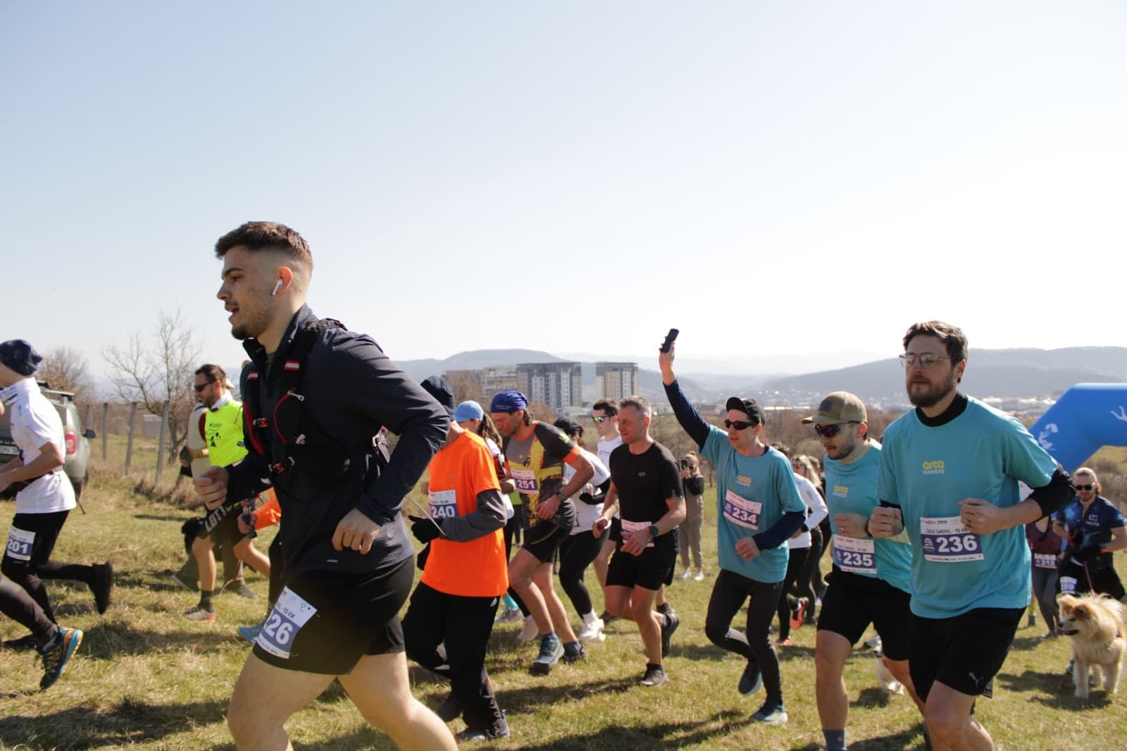 Alergători de trail pe o potecă din pădure la cursa caritabilă Peniel Trail Run, lângă Bistrița